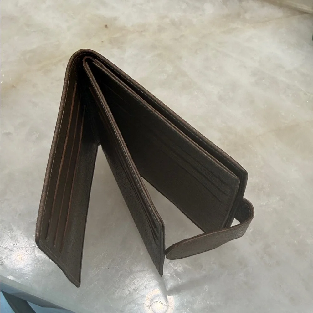 Vintage Authentic Gucci Brown Leather Wallet with Gold Accent